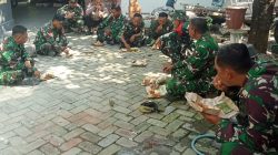 Perkuat Soliditas Lapangan, Satgas TMMD 129 Bojonegoro Asyik Lesehan Makan Bersama