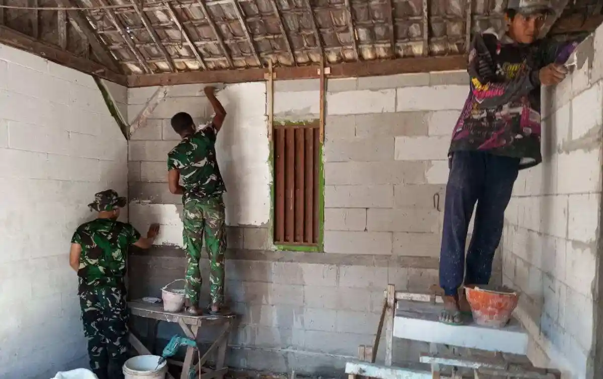 Hadirkan Asa Baru: Satgas TMMD 129 Bojonegoro “Ngebut” Bangun Rumah Bu Tini