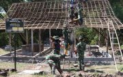 Semangat Gotong Royong Menyala di Kesongo: Satgas TMMD 129 dan Warga Bahu-Membahu Pasang Atap Rumah Mbah Kardo