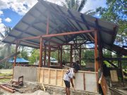 Tak Kenal Lelah! Prajurit TMMD Ke-129 Kodim 1807/Sorong Selatan Kebut Pembangunan Rumah Warga Demi Wujudkan Hunian Layak
