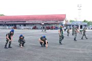 Pastikan Apron Bebas FOD, Personel Lanud Sjamsudin Noor Sisir Benda Asing Jaga Keselamatan Penerbangan Tetap Aman