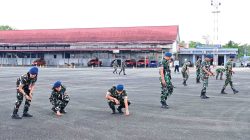 Pastikan Apron Bebas FOD, Personel Lanud Sjamsudin Noor Sisir Benda Asing Jaga Keselamatan Penerbangan Tetap Aman