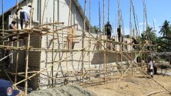 Di Bawah Terik Matahari, Satgas TMMD dan Warga Kompak Bangun Pastori Gereja