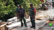 Dansatgas TMMD Ke-129 Tinjau Langsung Rehab Jembatan di Kampung Sesor, Pastikan Pembangunan Tepat Sasaran dan Berkualitas