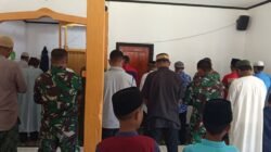 Tingkatkan Iman dan Taqwa, Satgas TMMD 129 Kodim 1505/Tidore Tunaikan Shalat Jumat Bersama Warga