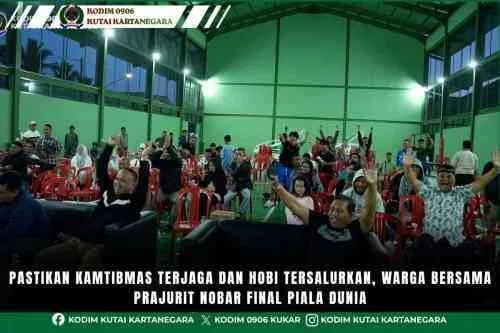 Pastikan Kamtibmas Terjaga dan Hobi Tersalurkan, Warga Bersama Prajurit Nobar Final Piala Dunia