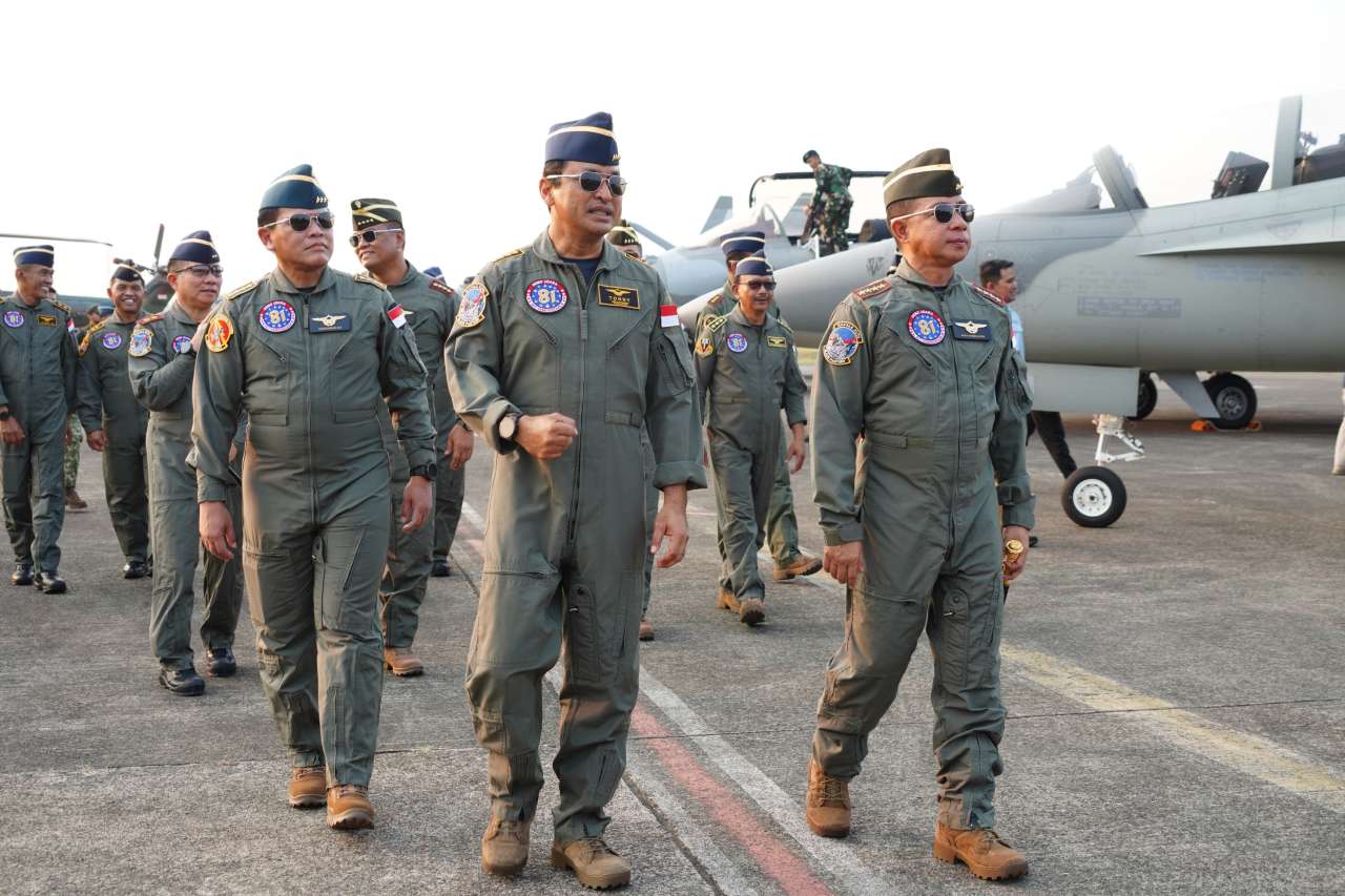 Panglima TNI Tinjau Kesiapan Alutsista Demo Udara HUT Ke-81 RI Panglima TNI Tinjau Kesiapan Alutsista Demo Udara HUT Ke-81 RI