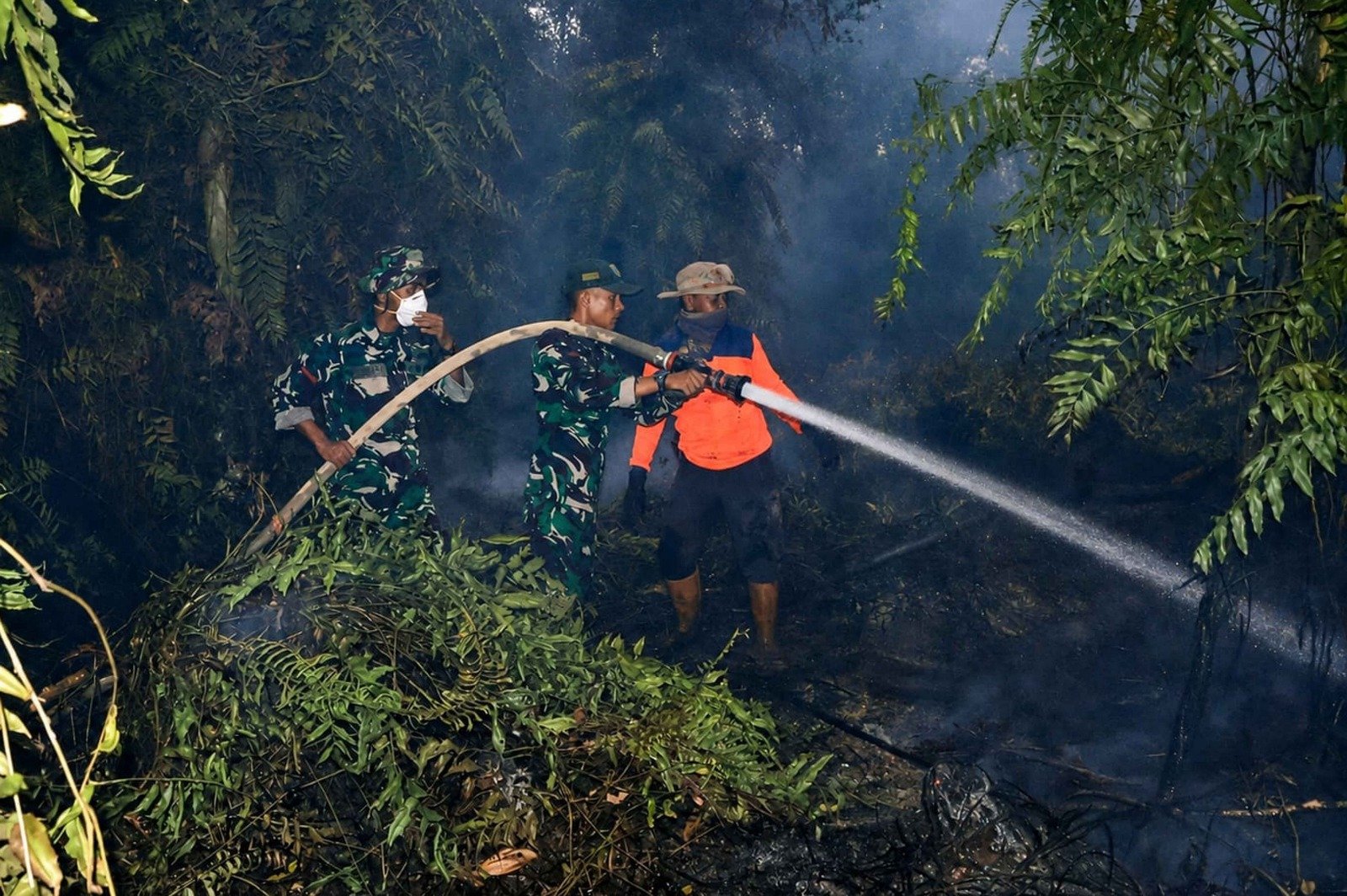 Api Belum Usai Perjuangan Berlanjut, Satgas Irigasi Lanud Sjamsudin Noor Terus Perkuat Upaya Padamkan Karhutla Kalsel Optimalkan Air Hingga Dinginkan Lahan Gambut Api Belum Usai Perjuangan Berlanjut, Satgas Irigasi Lanud Sjamsudin Noor Terus Perkuat Upaya Padamkan Karhutla Kalsel Optimalkan Air Hingga Dinginkan Lahan Gambut