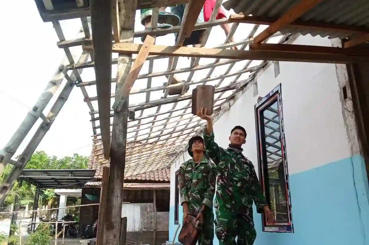 Merajut Harapan di Bawah Atap Baru: Sentuhan Hangat Satgas TMMD 129 Bojonegoro untuk Rumah Pak Ladi