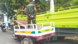 Menembus Gang Sempit: Ketika ‘Motor Roda Tiga’ Satgas TMMD 129 Bojonegoro Bawa Harapan Rumah Layak Huni Warga Kesongo
