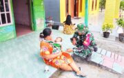 Menyapa Hati di Teras Rumah: Cara Babinsa Kesongo Rajut Kebersamaan di TMMD 129 Bojonegoro