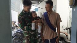 Sentuhan Hangat TMMD 129 Bojonegoro: Ketika Seragam Loreng Menjaga Senyum Sang Balita di Kesongo
