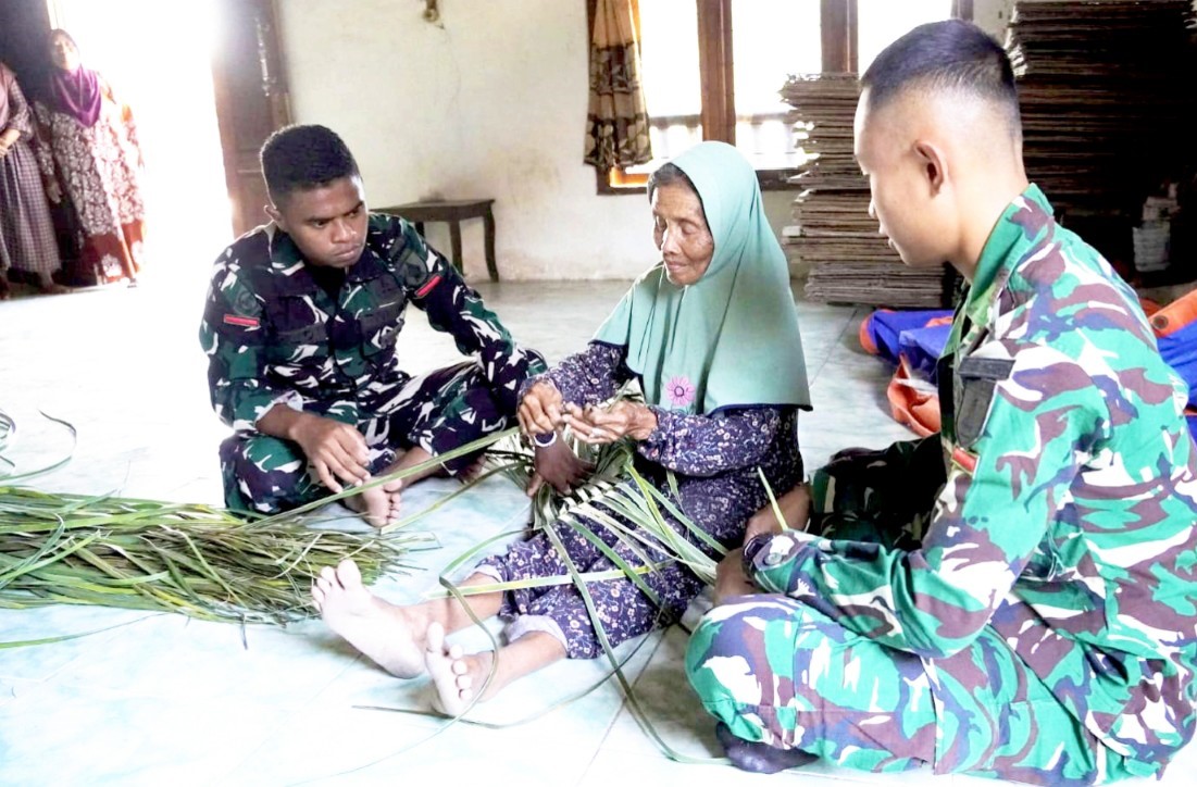 Gagah di Lapangan, Telaten Menganyam Janur: Potret Kemanunggalan Satgas TMMD 129 Bojonegoro di Kesongo Gagah di Lapangan, Telaten Menganyam Janur: Potret Kemanunggalan Satgas TMMD 129 Bojonegoro di Kesongo