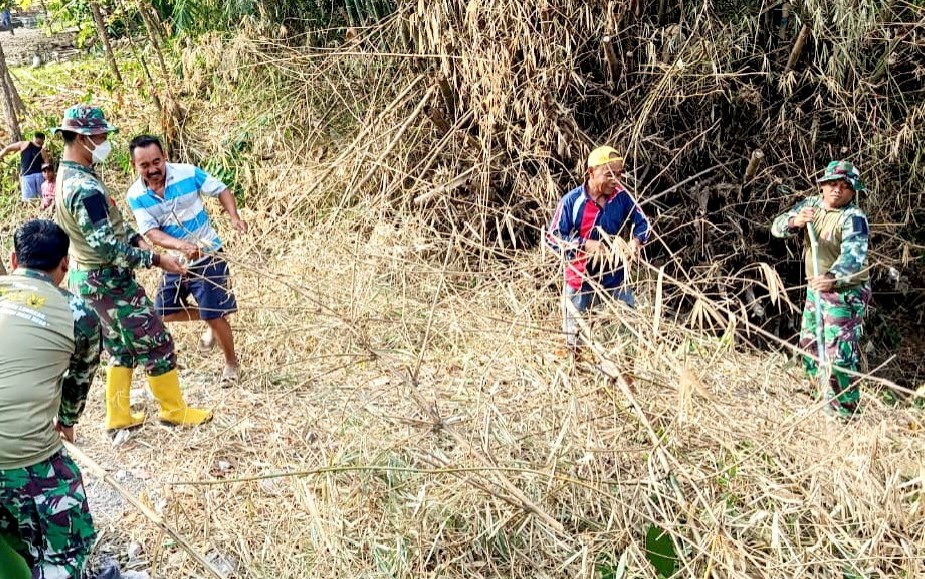 Merawat Lingkungan, Membangun Masa Depan: Satgas TMMD 129 Bojonegoro dan Warga Bersih-Bersih Sungai Kesongo Merawat Lingkungan, Membangun Masa Depan: Satgas TMMD 129 Bojonegoro dan Warga Bersih-Bersih Sungai Kesongo