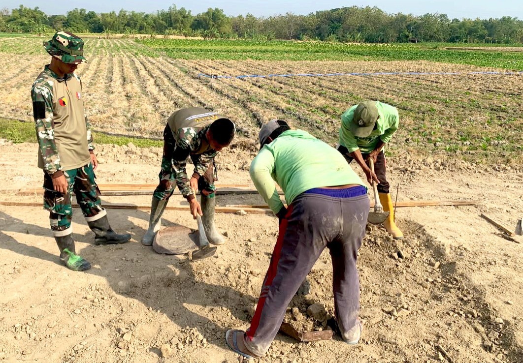 Pacu Ekonomi Pedesaan: Satgas TMMd 129 Bojonegoro Bangun Lapak PKL di Rest Area Kesongo Pacu Ekonomi Pedesaan: Satgas TMMd 129 Bojonegoro Bangun Lapak PKL di Rest Area Kesongo