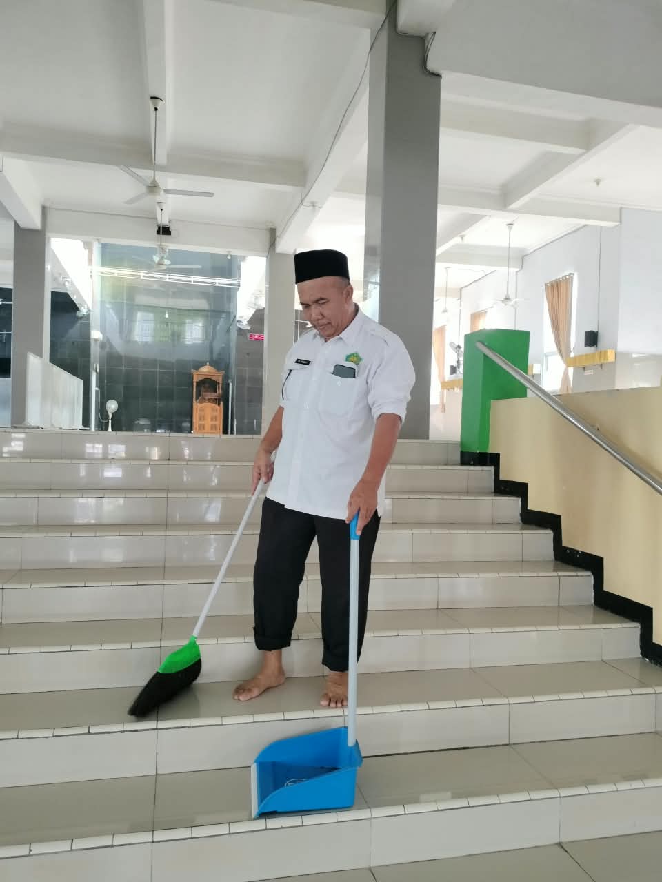 Serentak Digelar, Geber Mas Kemenag Tuban Hadirkan Semangat Gotong Royong Bersihkan Masjid Serentak Digelar, Geber Mas Kemenag Tuban Hadirkan Semangat Gotong Royong Bersihkan Masjid