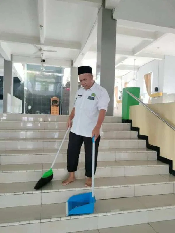 Serentak Digelar, Geber Mas Kemenag Tuban Hadirkan Semangat Gotong Royong Bersihkan Masjid