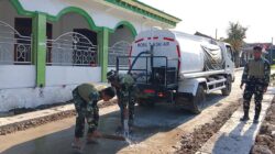 Menjaga Asa di Depan Rumah Ibadah: Kala Satgas TMMD 129 Bojonegoro Setia Merawat Jalan Desa Kesongo Menjaga Asa di Depan Rumah Ibadah: Kala Satgas TMMD 129 Bojonegoro Setia Merawat Jalan Desa Kesongo