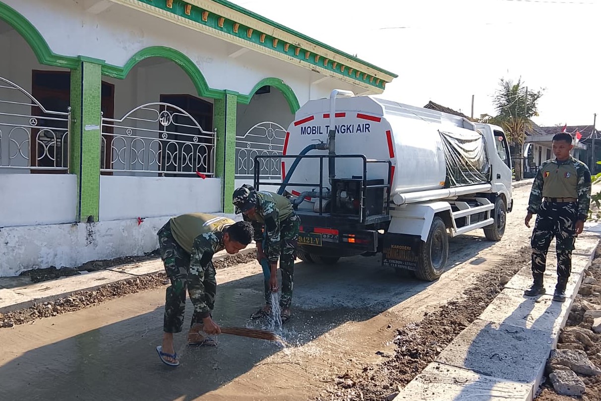 Menjaga Asa di Depan Rumah Ibadah: Kala Satgas TMMD 129 Bojonegoro Setia Merawat Jalan Desa Kesongo Menjaga Asa di Depan Rumah Ibadah: Kala Satgas TMMD 129 Bojonegoro Setia Merawat Jalan Desa Kesongo