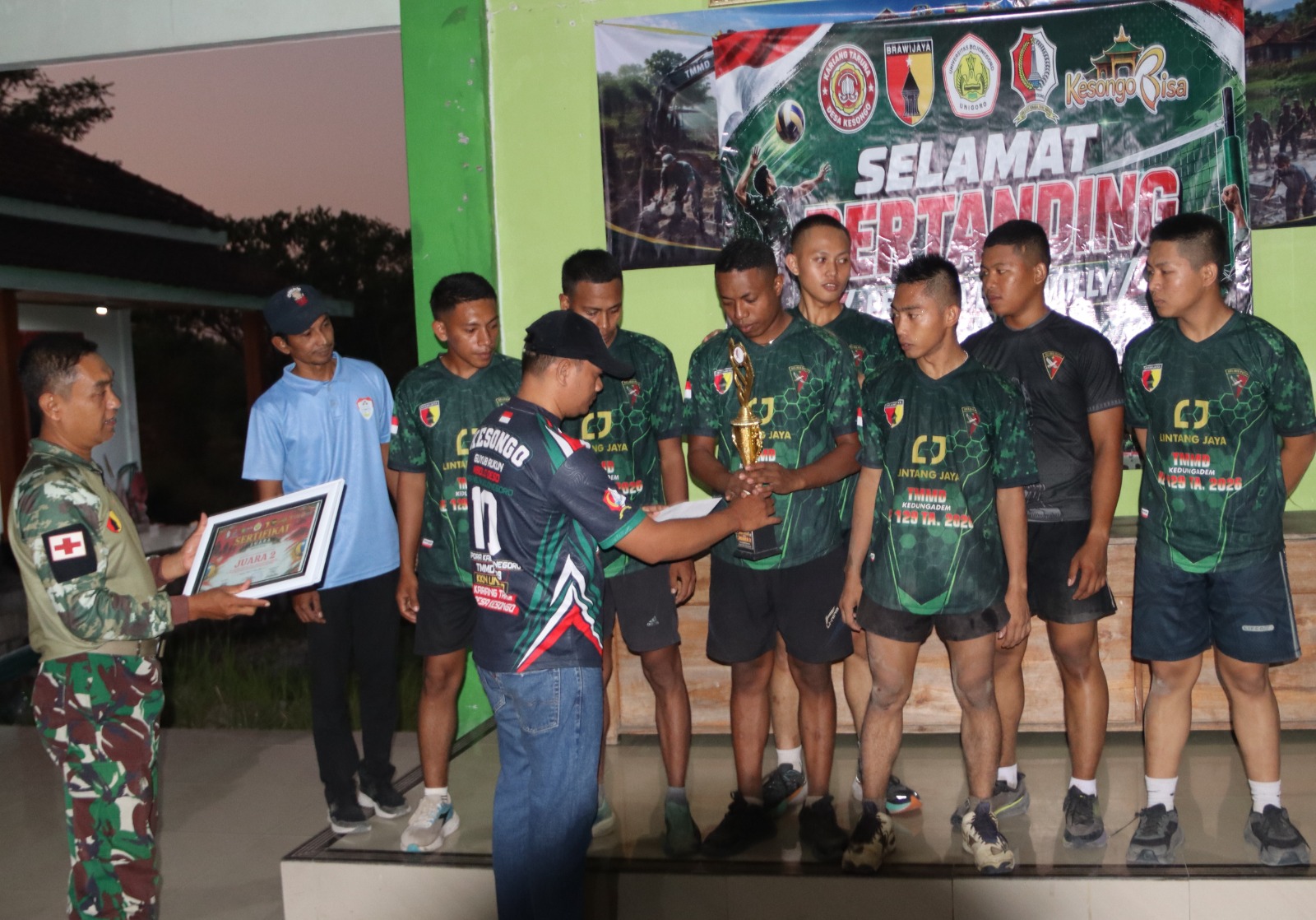 Lewat Smash Kebersamaan: TMMD 129 Bojonegoro Pererat Kemunggalan TNI-Mahasiswa dan Warga Kesongo Lewat Smash Kebersamaan: TMMD 129 Bojonegoro Pererat Kemunggalan TNI-Mahasiswa dan Warga Kesongo