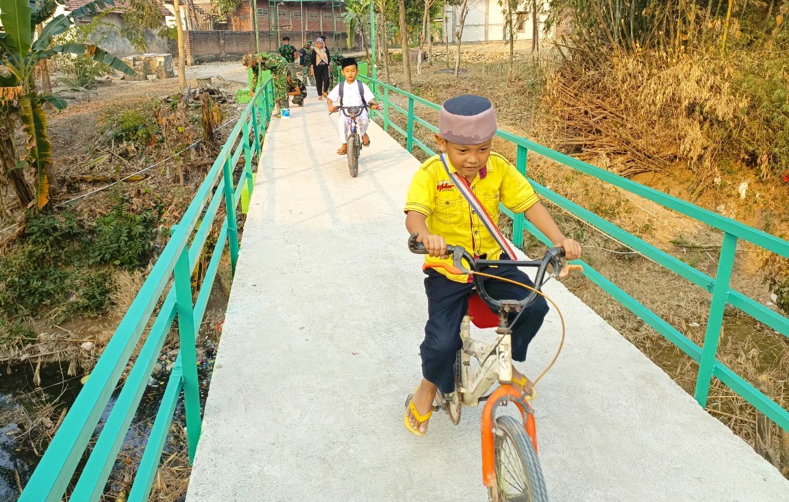 Senyum Nyaring di Atas Jembatan TMMD 129 Bojonegoro Brang Etan: Buat Ibu-Ibu dan Santri Cilik Bernapas Lega Senyum Nyaring di Atas Jembatan TMMD 129 Bojonegoro Brang Etan: Buat Ibu-Ibu dan Santri Cilik Bernapas Lega