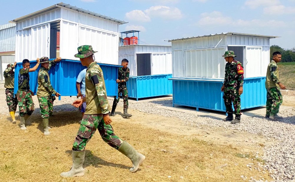 Panas Terik Tak Masalah! Satgas TMMD 129 Bojonegoro Gotong 'Lapak Masa Depan' Demi UMKM Kesongo Panas Terik Tak Masalah! Satgas TMMD 129 Bojonegoro Gotong 'Lapak Masa Depan' Demi UMKM Kesongo