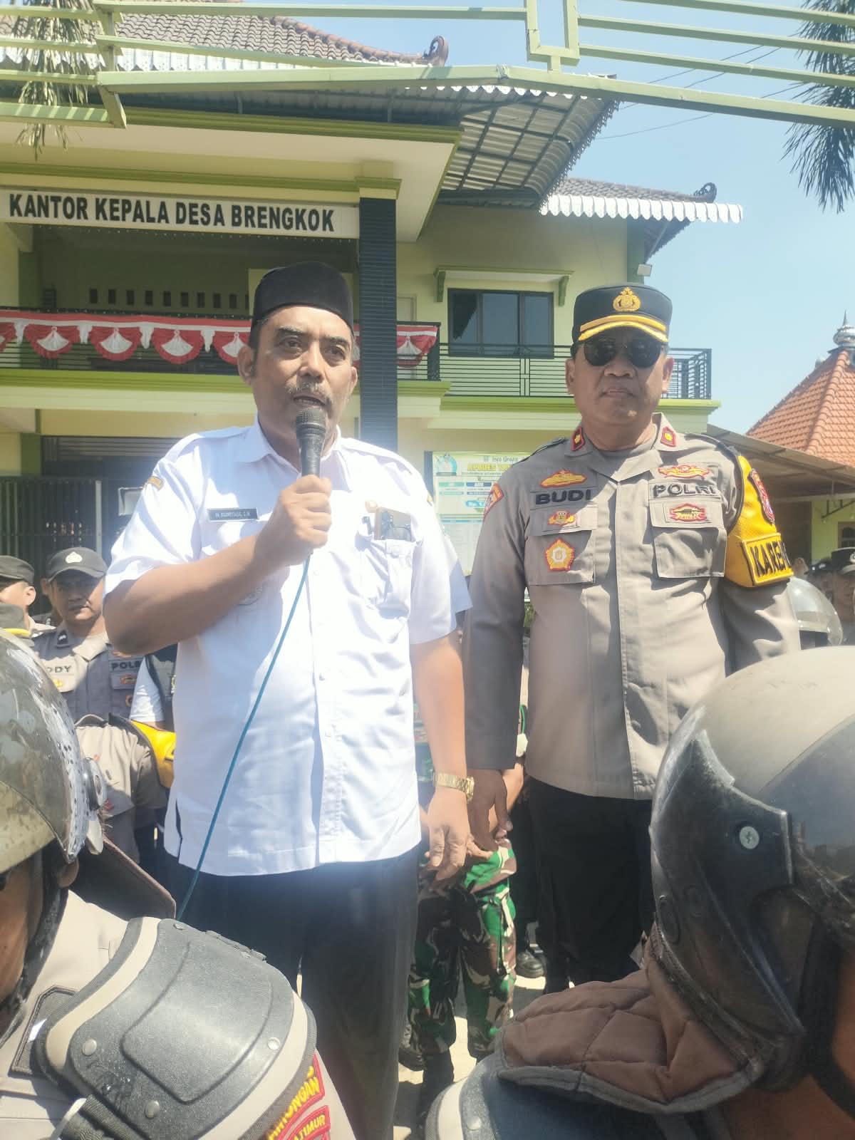 Warga Desa Brengkok Gelar Aksi Damai Soal PTSL, Kades Berjanji Segera Koordinasi dengan BPD dan Perangkat Warga Desa Brengkok Gelar Aksi Damai Soal PTSL, Kades Berjanji Segera Koordinasi dengan BPD dan Perangkat