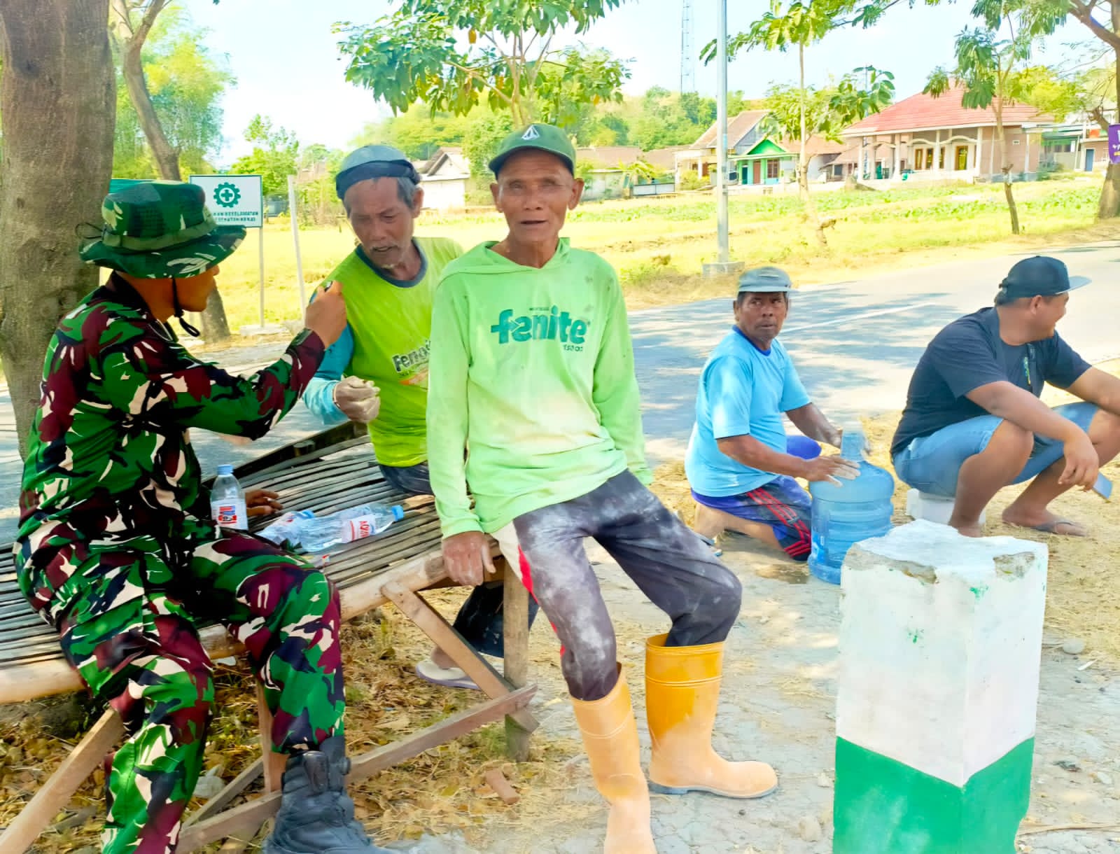 Jaga Warisan TMMD 129 Bojonegoro! Babinsa Kesongo Ajak Warga Rawat Hasil Pembangunan Jaga Warisan TMMD 129 Bojonegoro! Babinsa Kesongo Ajak Warga Rawat Hasil Pembangunan