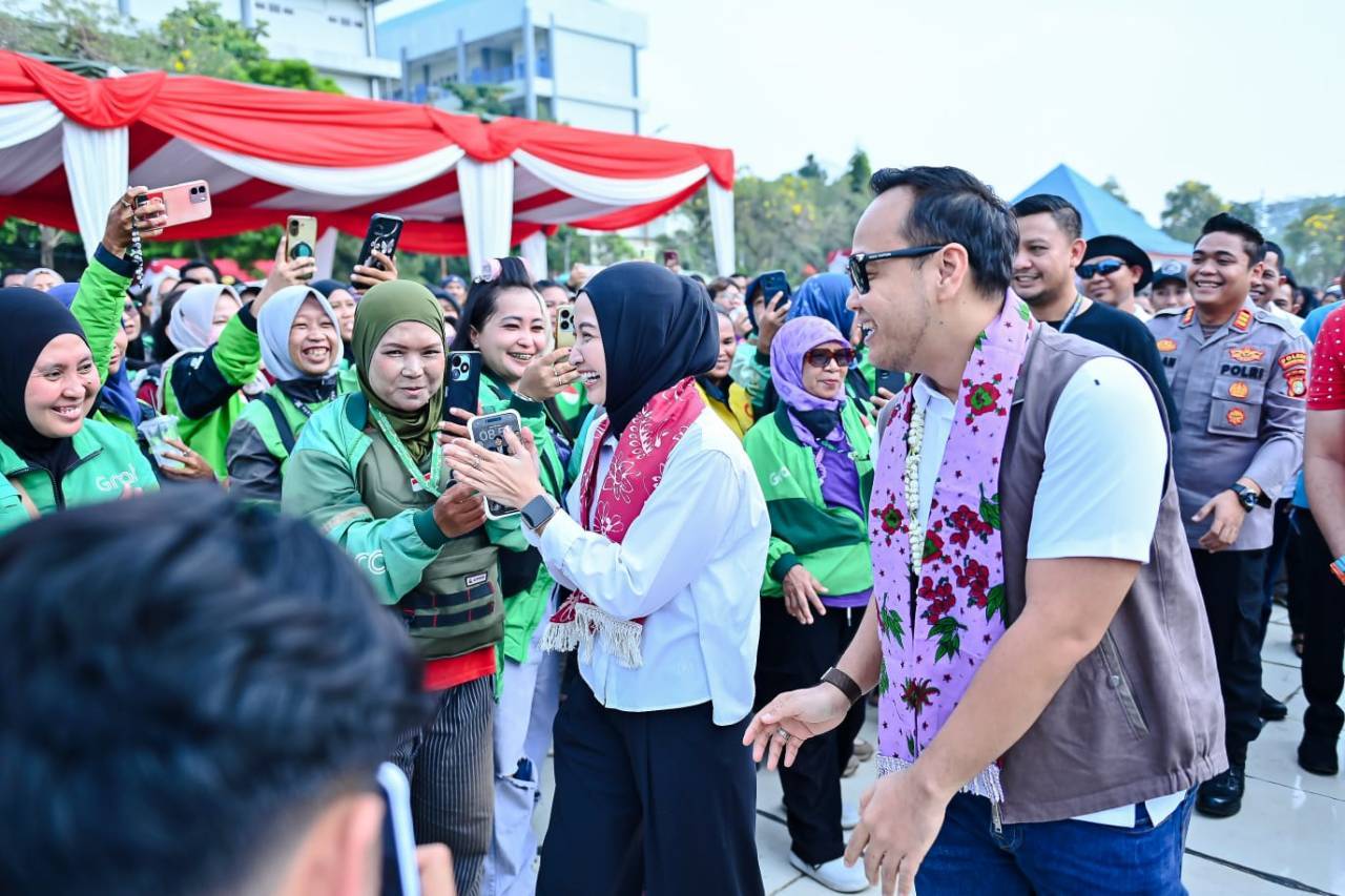 1.500 Pengemudi Ojol Kumpul, Rano Alfath Bagikan Semangat Kemerdekaan di Tangerang 1.500 Pengemudi Ojol Kumpul, Rano Alfath Bagikan Semangat Kemerdekaan di Tangerang
