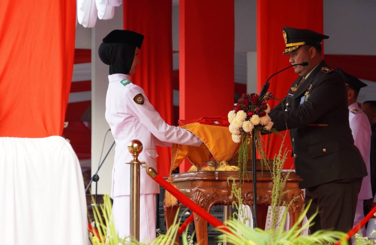 Berlangsung Khidmat: Dandim Bojonegoro Pimpin Upacara Penurunan Bendera HUT ke-81 RI