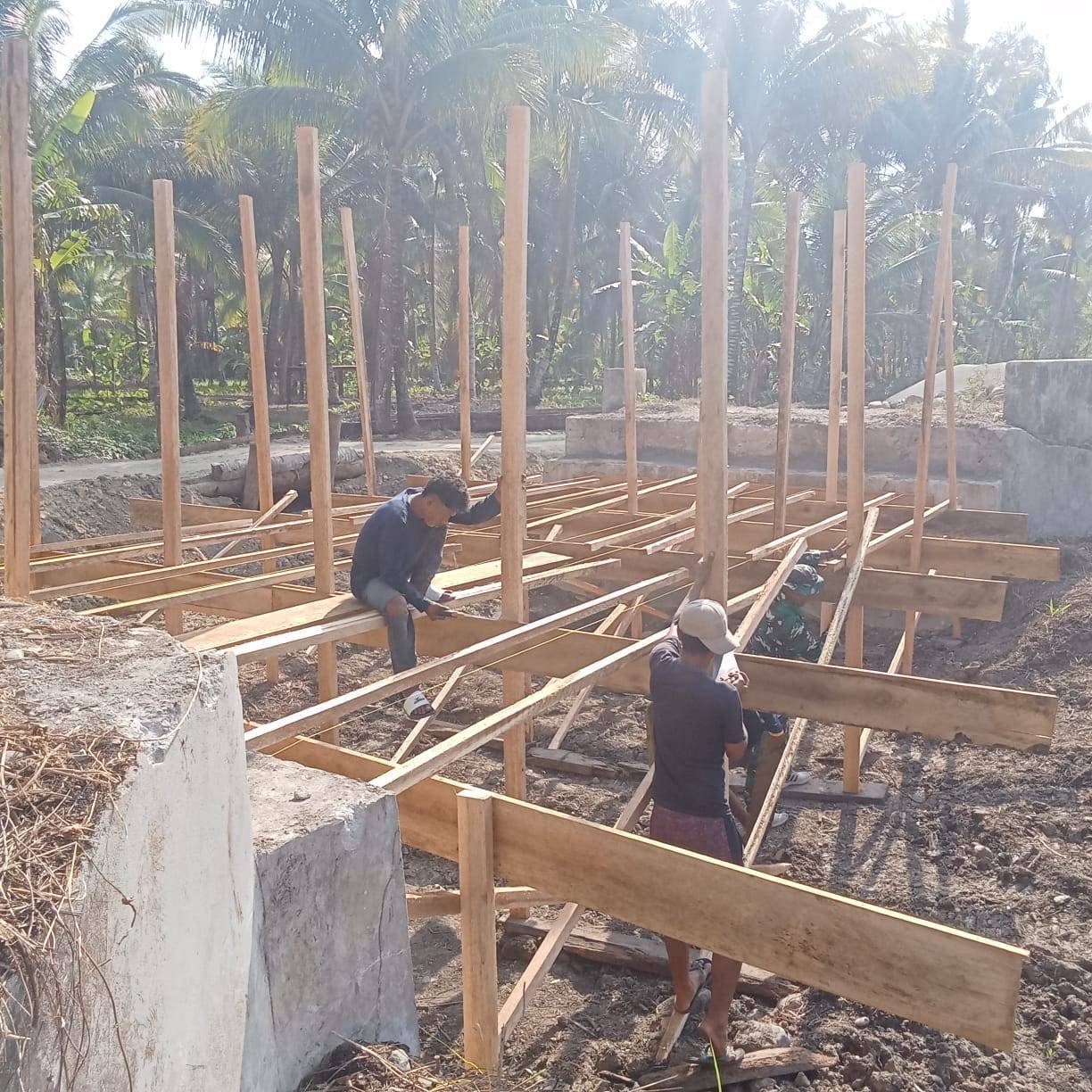 Demi Akses Warga, Babinsa dan Masyarakat Kebut Persiapan Pengecoran Jembatan Kilo 22 Demi Akses Warga, Babinsa dan Masyarakat Kebut Persiapan Pengecoran Jembatan Kilo 22