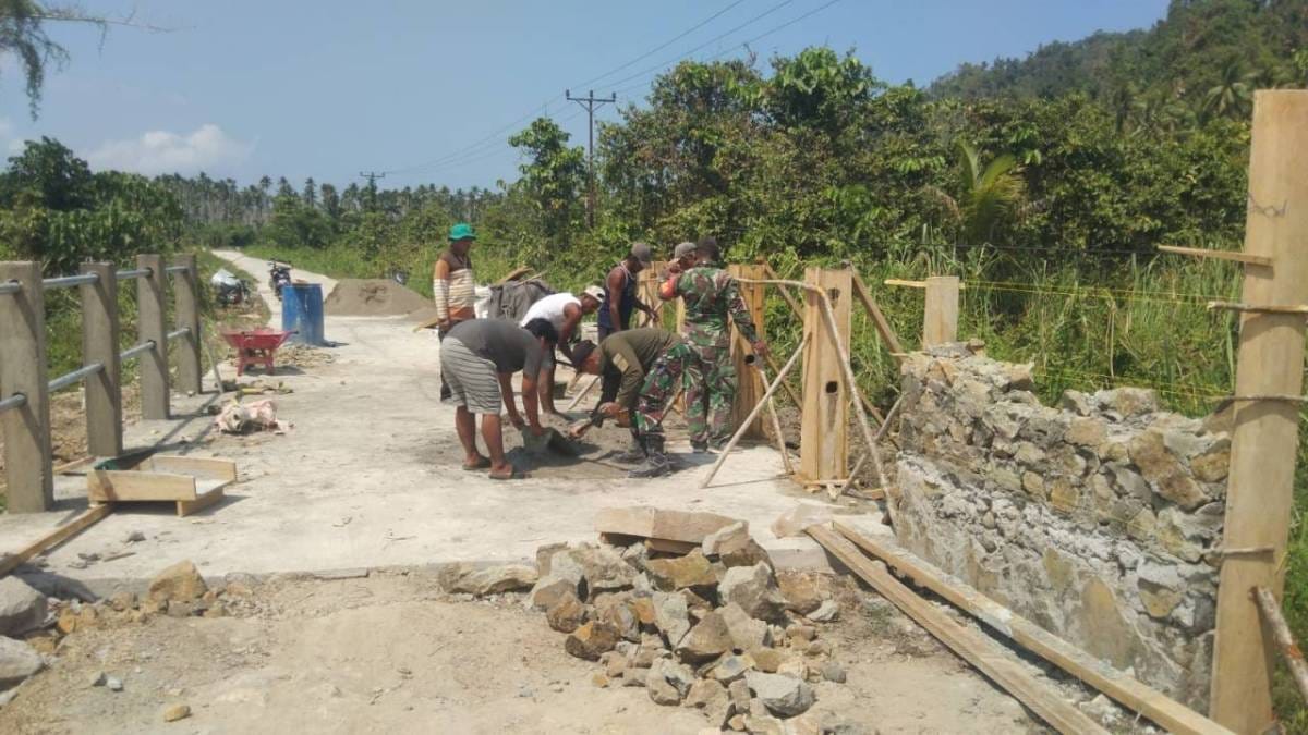Semangat Gotong Royong, TNI dan Warga Percepat Pembangunan Jembatan Armco di Maidi Semangat Gotong Royong, TNI dan Warga Percepat Pembangunan Jembatan Armco di Maidi