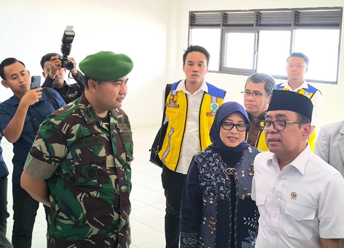Dandim Bojonegoro Dampingi Menko PMK Hadiri Harlah dan Peresmian Gedung Baru SMPN 1 Padangan Dandim Bojonegoro Dampingi Menko PMK Hadiri Harlah dan Peresmian Gedung Baru SMPN 1 Padangan