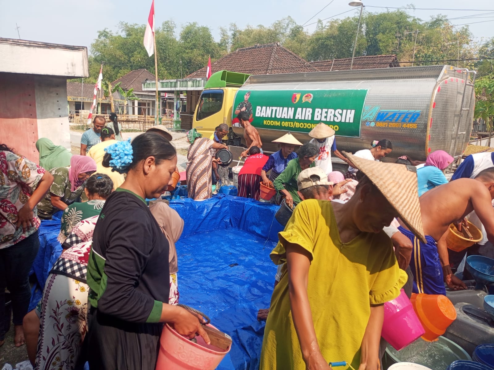 Peduli, Kodim 0813 Bojonegoro Pasok 8000 Liter Air Bersih ke Warga Desa Tlogohaji