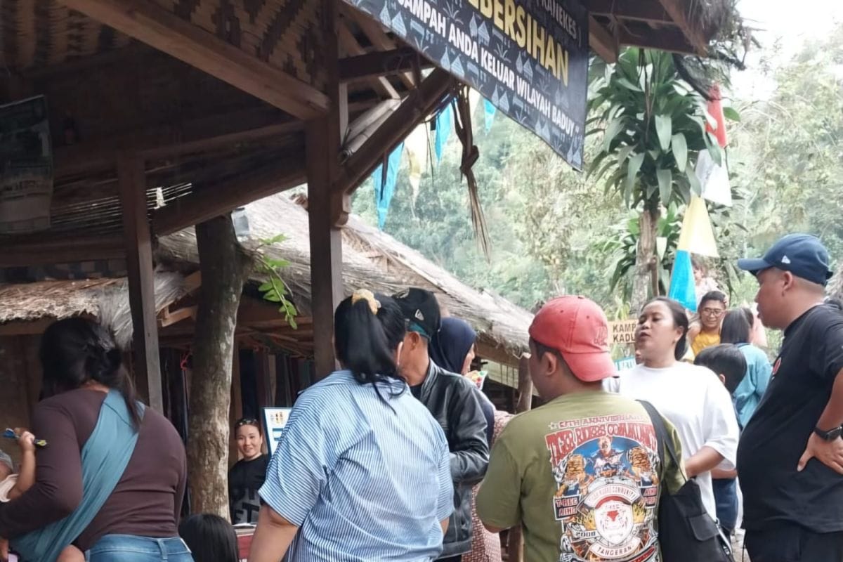 Wisatawan padati permukiman Badui sambil berburu durian ‎
