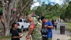 Hangatkan Kebersamaan, Dansatgas TMMD Ke-129 Kodim 1807/Sorong Selatan Berbagi Keceriaan Bersama Anak-Anak Kampung Sesor
