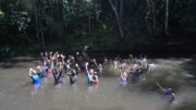 Kebersamaan Satgas TMMD Ke-129 dan Warga di Air Terjun Kampung Sesor, Wujud Kemanunggalan TNI dengan Rakyat yang Semakin Erat