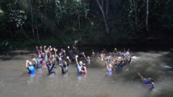 Kebersamaan Satgas TMMD Ke-129 dan Warga di Air Terjun Kampung Sesor, Wujud Kemanunggalan TNI dengan Rakyat yang Semakin Erat