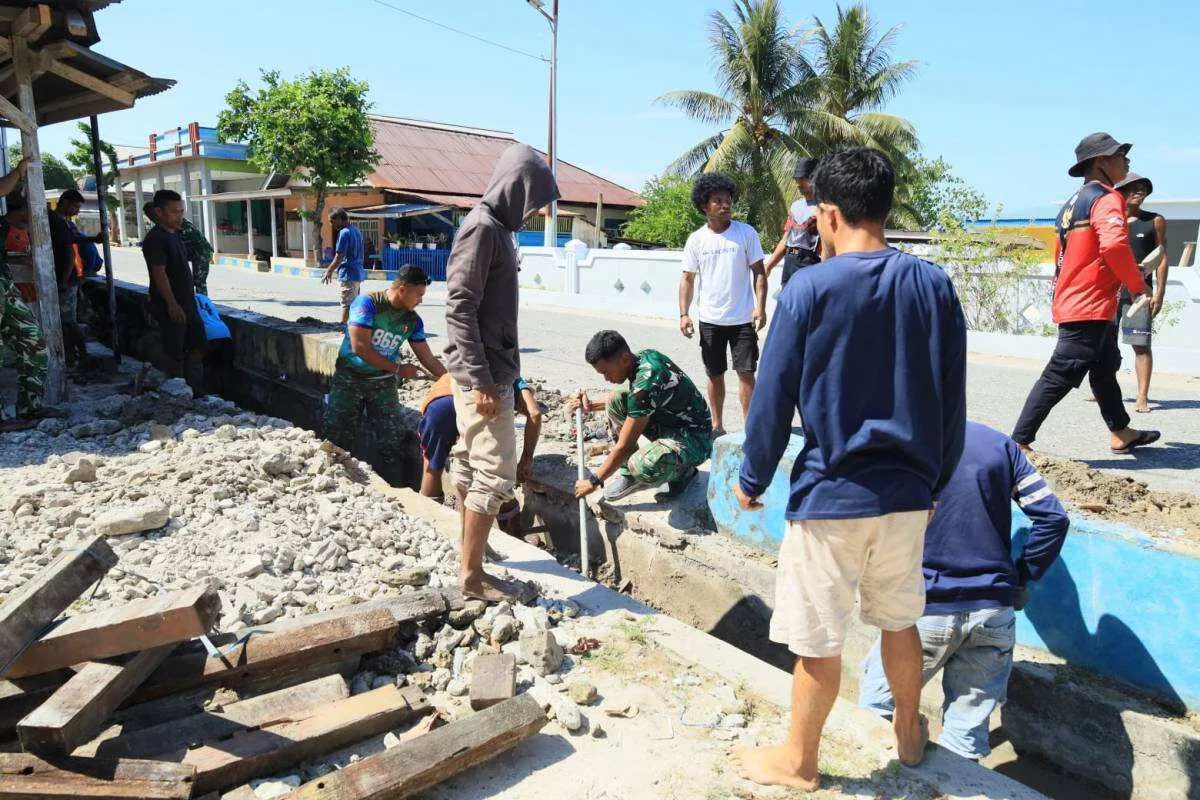Bahu Membahu Demi Desa Sehat, Satgas TMMD Bersama Warga Bersihkan Saluran Air Bahu Membahu Demi Desa Sehat, Satgas TMMD Bersama Warga Bersihkan Saluran Air