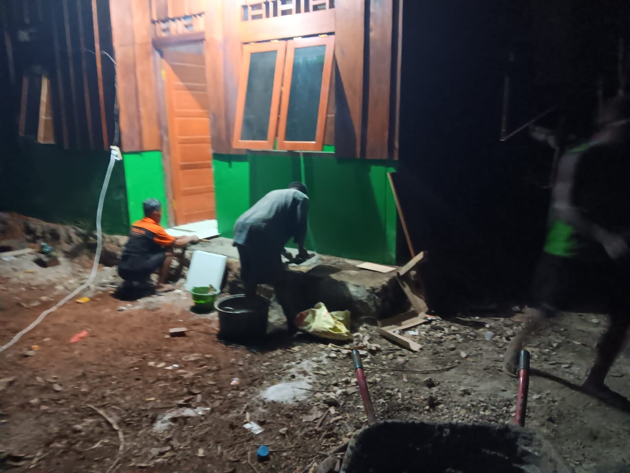 Pantang Menyerah hingga Malam, Satgas TMMD Ke-129 Kodim 1807/Sorsel Lembur Finishing Rumah Type 36 untuk Warga Kampung Sesor Pantang Menyerah hingga Malam, Satgas TMMD Ke-129 Kodim 1807/Sorsel Lembur Finishing Rumah Type 36 untuk Warga Kampung Sesor