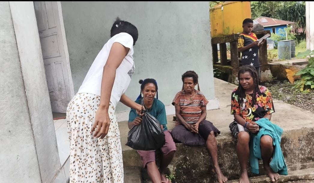 Meriahkan HUT RI ke-81, Tokoh adat sekaligus Rohaniawan Gelar Lomba Berhadiah dan Bagikan Sembako kepada Masyarakat Nduga Meriahkan HUT RI ke-81, Tokoh adat sekaligus Rohaniawan Gelar Lomba Berhadiah dan Bagikan Sembako kepada Masyarakat Nduga