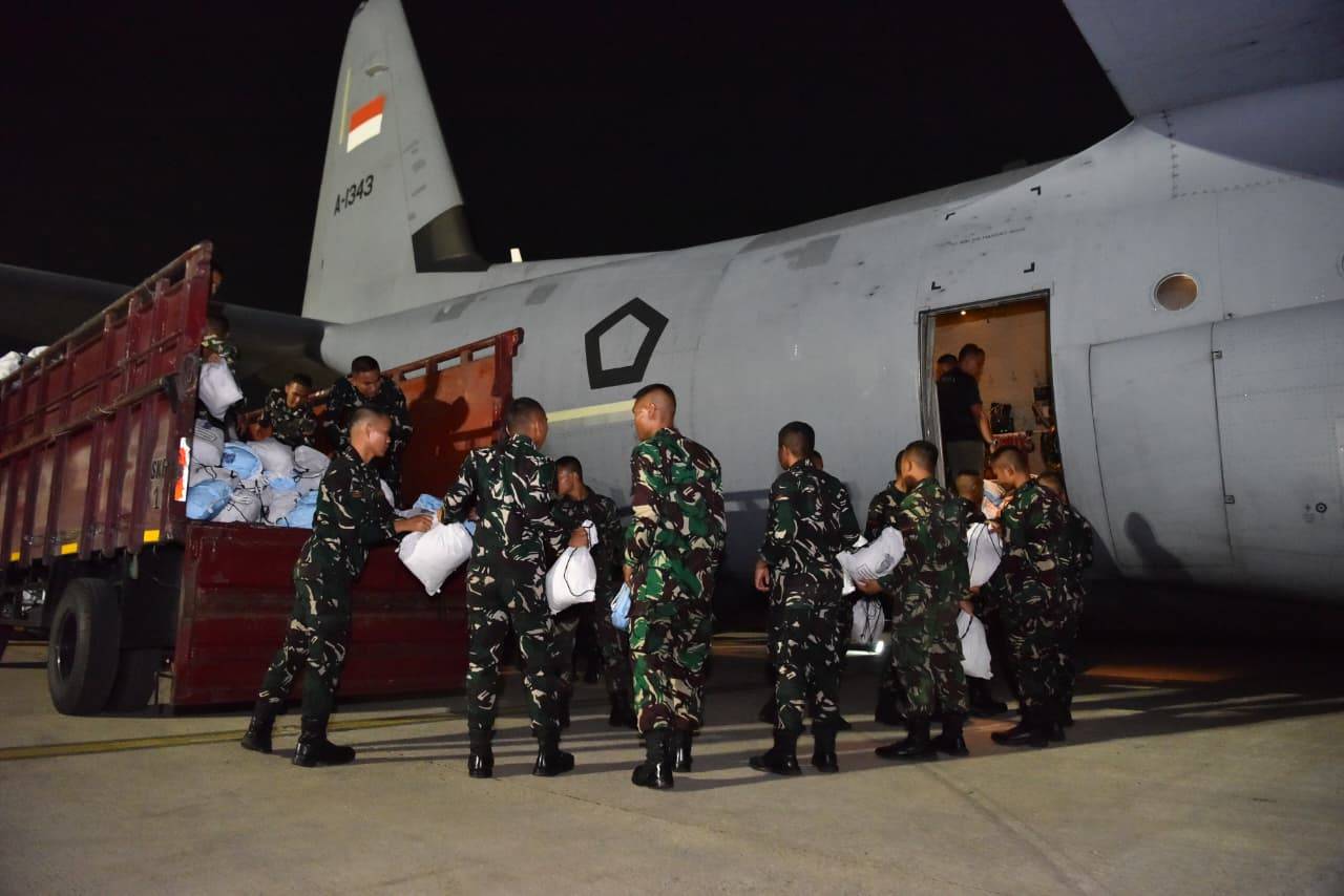 TNI Kirim 27 Ton Bantuan untuk Korban Gempa NTT