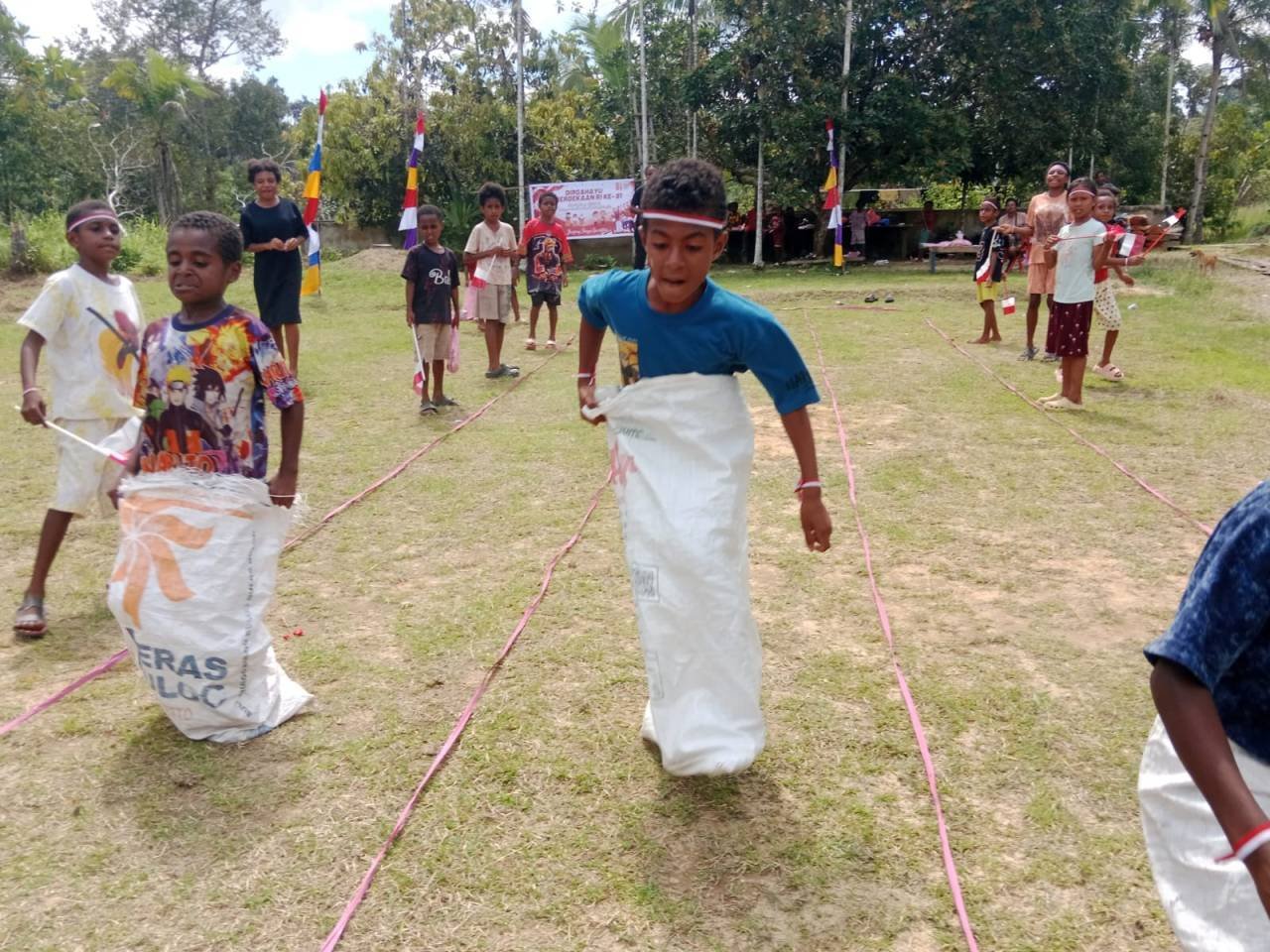 Berbagi Kebahagiaan HUT RI, Kepala Suku Senggi Gelar Lomba dan Pembagian Sembako