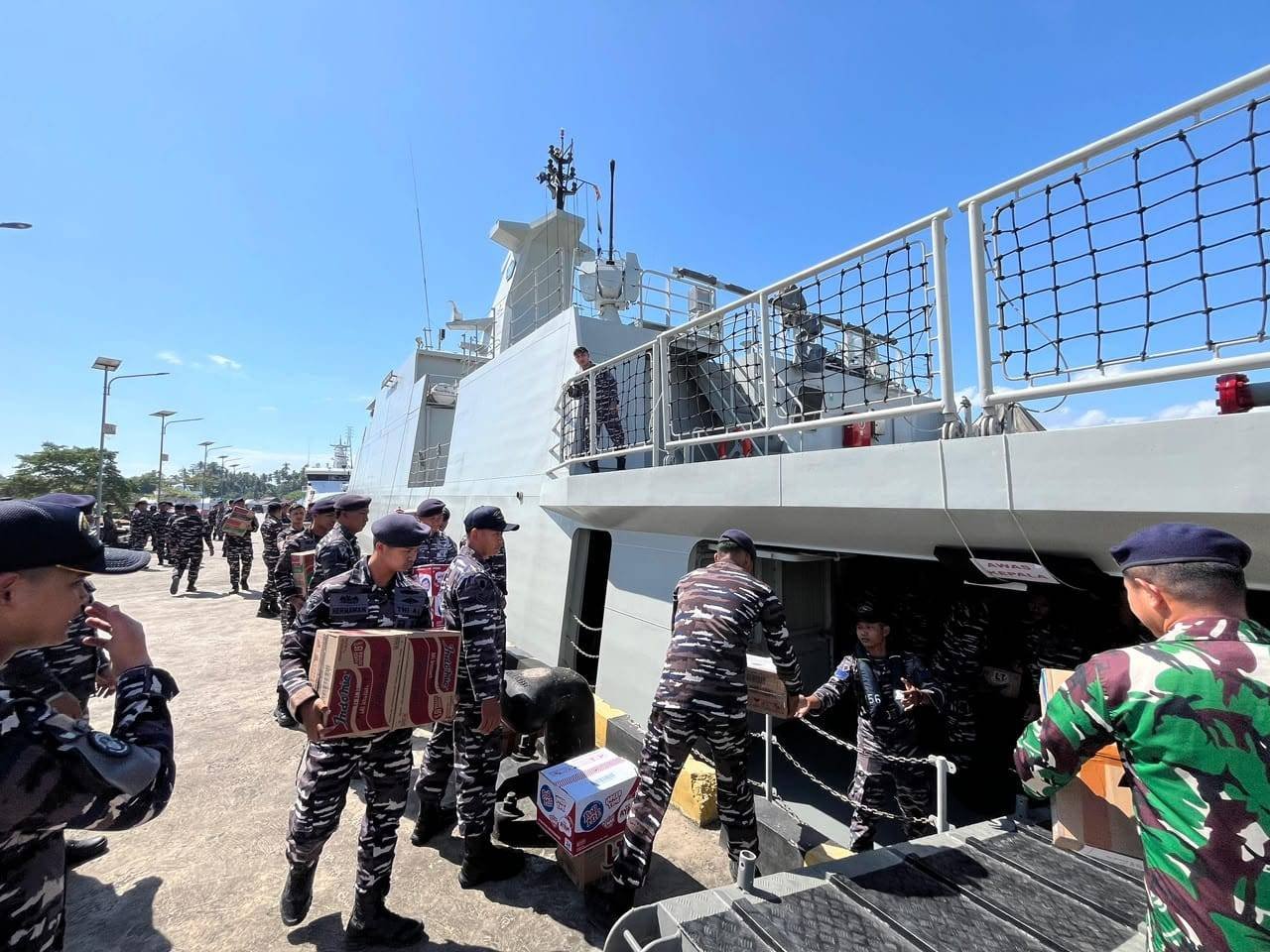 Optimalkan Bantuan Untuk Korban Gempa NTT, TNI Kerahkan 1.265 Personel dan Salurkan 188 Ton Bantuan Optimalkan Bantuan Untuk Korban Gempa NTT, TNI Kerahkan 1.265 Personel dan Salurkan 188 Ton Bantuan