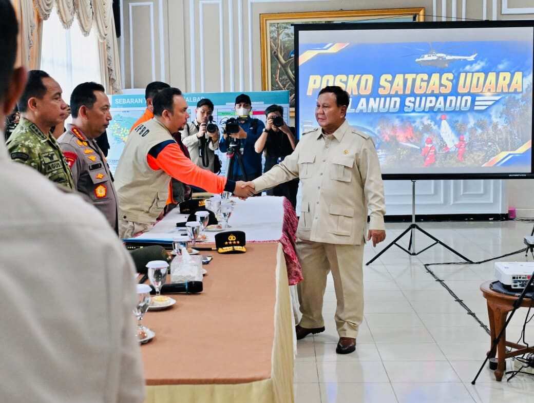 Panglima TNI Dampingi Presiden RI Tinjau Penanganan Karhutla di Kalimantan Barat Panglima TNI Dampingi Presiden RI Tinjau Penanganan Karhutla di Kalimantan Barat