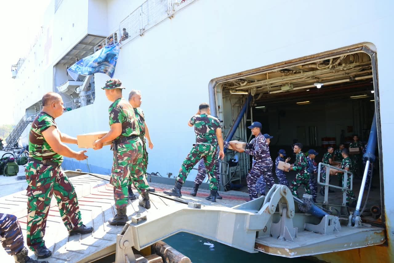 Hari Kesembilan Penanganan Gempa NTT, TNI Kerahkan 8.012 Personel dan Salurkan 803,824 Ton Bantuan Hari Kesembilan Penanganan Gempa NTT, TNI Kerahkan 8.012 Personel dan Salurkan 803,824 Ton Bantuan
