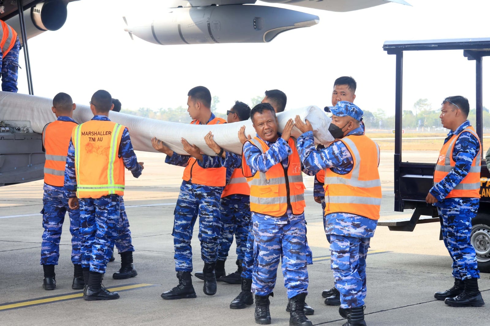 Mendukung Penuh Penanganan Karhutla, TNI AU Terbangkan A-400M Bawa Bantuan Presiden RI Yang Dikirim oleh Kemhan-Kementan Mendukung Penuh Penanganan Karhutla, TNI AU Terbangkan A-400M Bawa Bantuan Presiden RI Yang Dikirim oleh Kemhan-Kementan