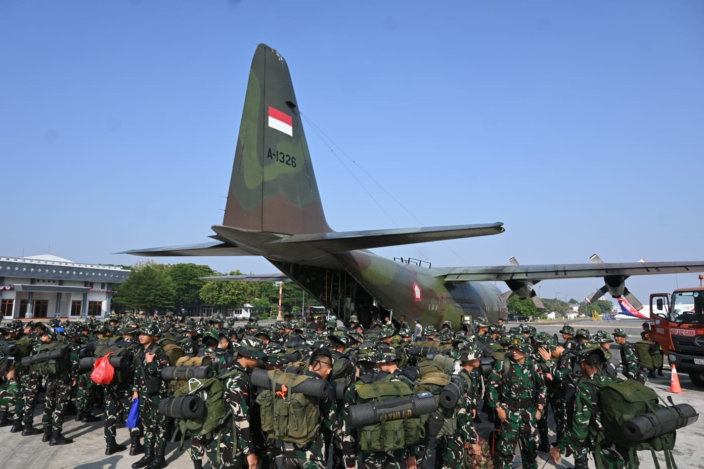 TNI Kerahkan Tiga Batalyon Teritorial Pembangunan Perkuat Penanganan Karhutla di Kalbar TNI Kerahkan Tiga Batalyon Teritorial Pembangunan Perkuat Penanganan Karhutla di Kalbar