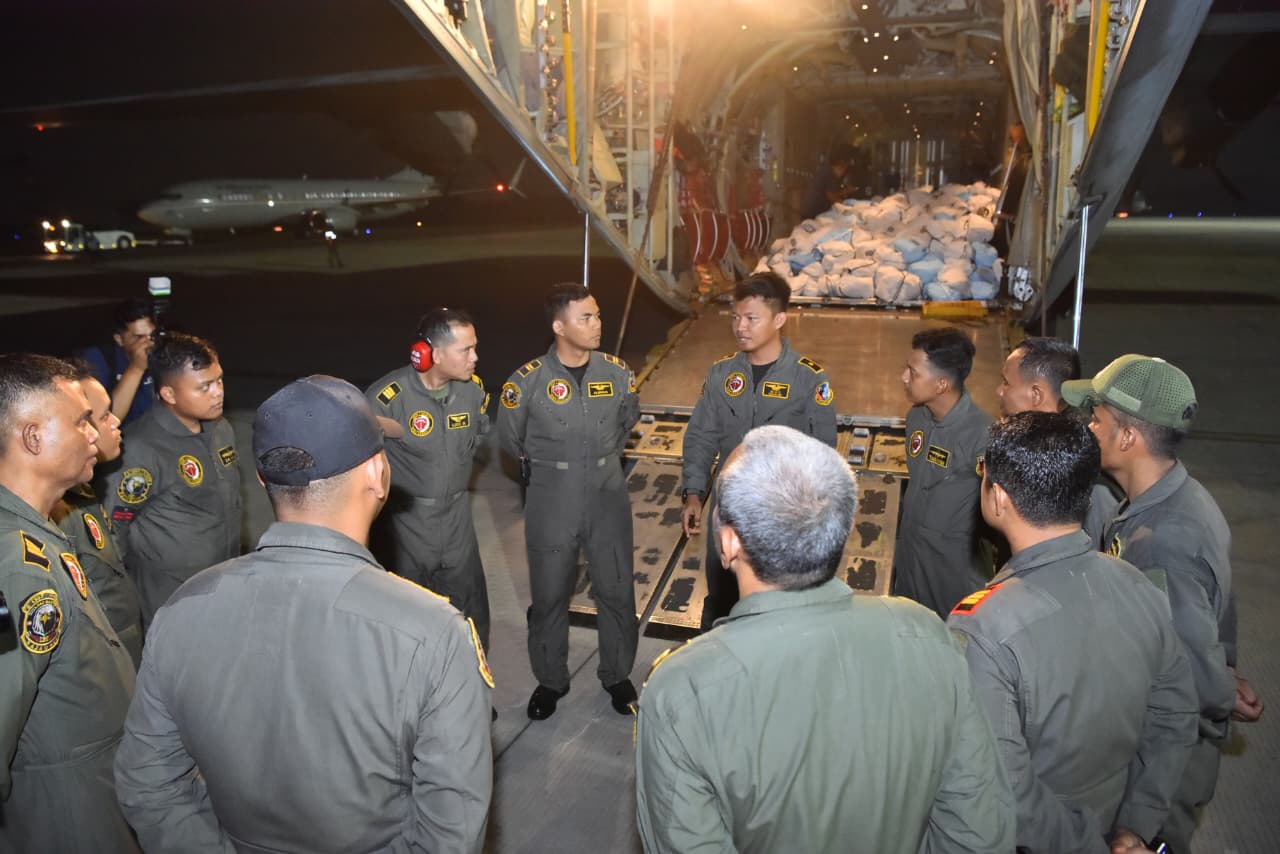 Hari Kesepuluh Penanganan Gempa NTT, TNI Salurkan 825,585 Ton Bantuan Hari Kesepuluh Penanganan Gempa NTT, TNI Salurkan 825,585 Ton Bantuan