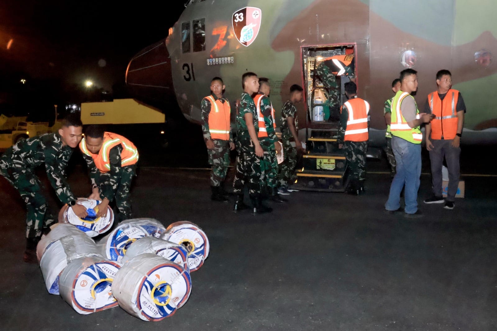 Menembus Langit Banua, Hercules TNI AU Bawa Bantuan Presiden RI untuk Penanganan Karhutla di Kalimantan Selatan Menembus Langit Banua, Hercules TNI AU Bawa Bantuan Presiden RI untuk Penanganan Karhutla di Kalimantan Selatan